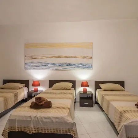 Fleur 3 Bedroom Apartment, Few Metres Away From The Seafront Apartamento *